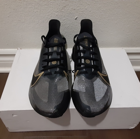 Nike - Picture 2 of 4